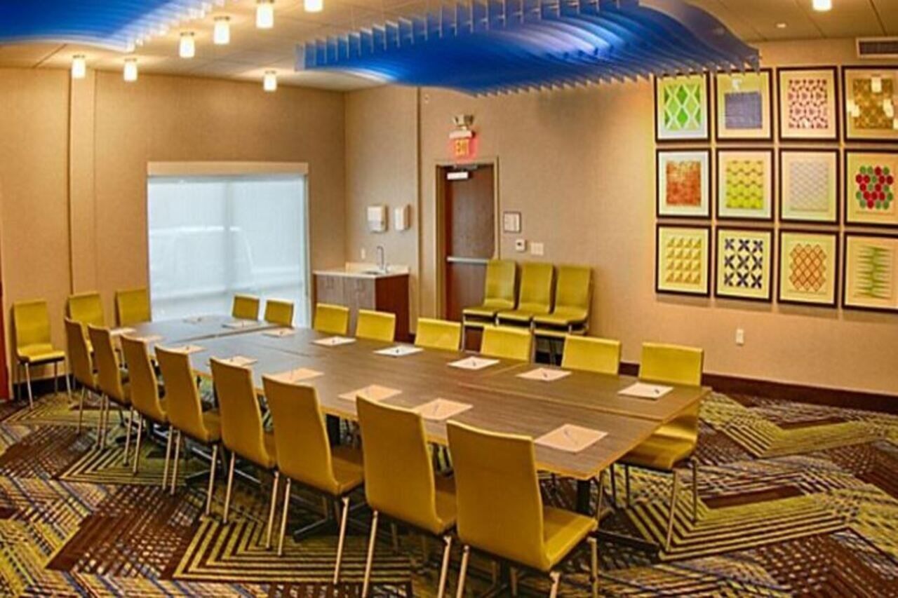 Holiday Inn Express & Suites - Detroit North - Roseville By Ihg Exterior photo
